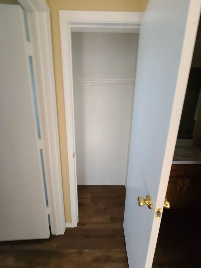 Building Photo - Large One Bedroom