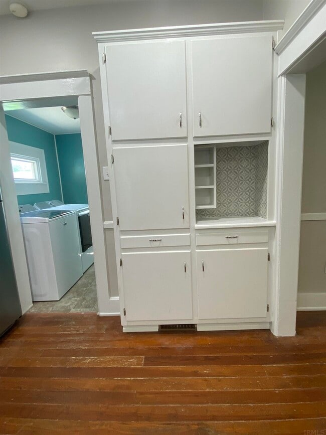 Building Photo - 10336 Walnut St