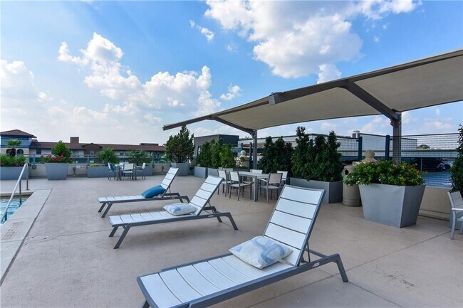 Building Photo - 300 Bowie St