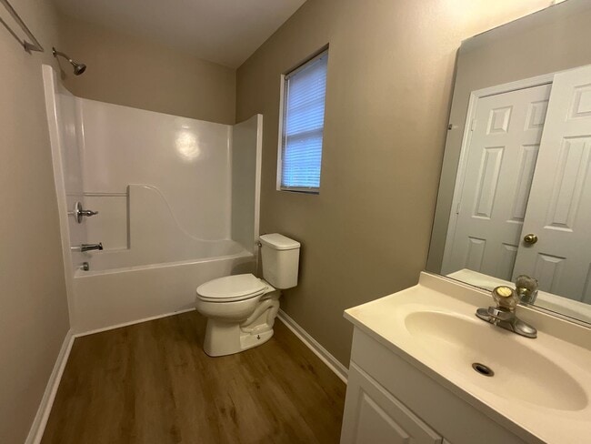 Building Photo - Ready to view! 3 bedroom, 2 bath Brick home in High Point near I-74