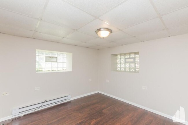 Building Photo - 1 bedroom in Chicago IL 60618