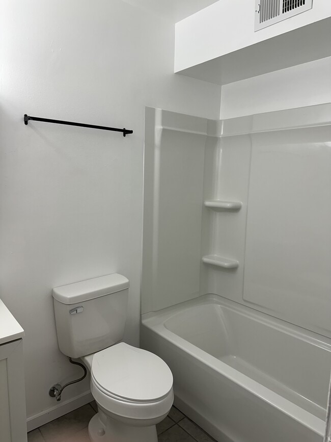 Building Photo - 182 E Market St