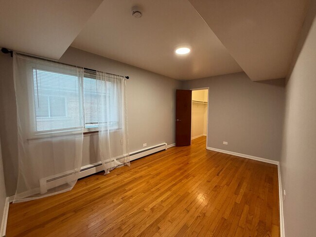 Building Photo - 5009 N River Rd