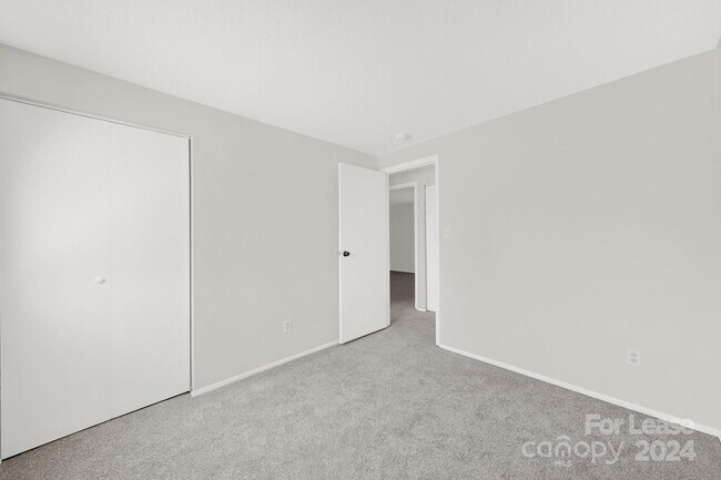 Building Photo - 6230 Holly Knoll Dr