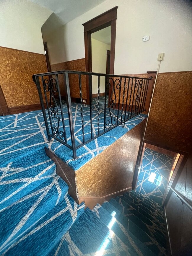 Building Photo - Updated 4 Bedroom House