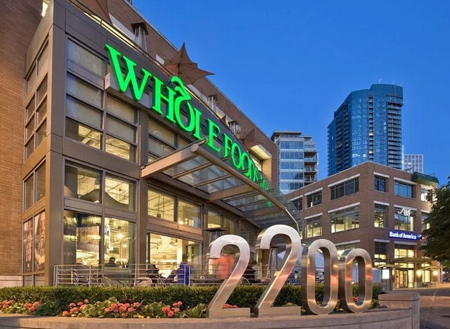 Building Photo - 910 Lenora St