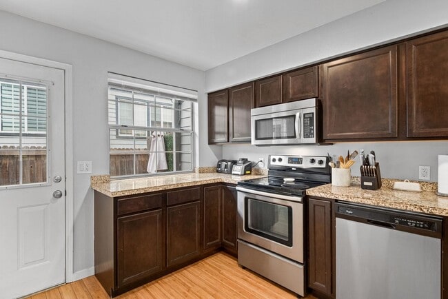 Building Photo - Charming 2BR Townhome in Denver