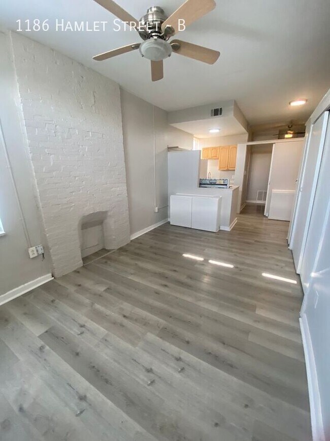 Building Photo - 1186 Hamlet St