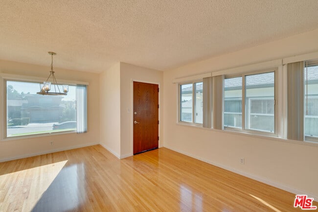 Building Photo - 431 W Acacia Ave