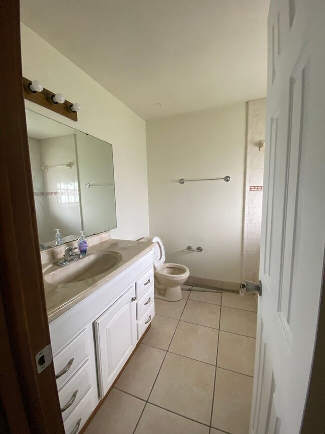 Building Photo - Two bedroom two bath