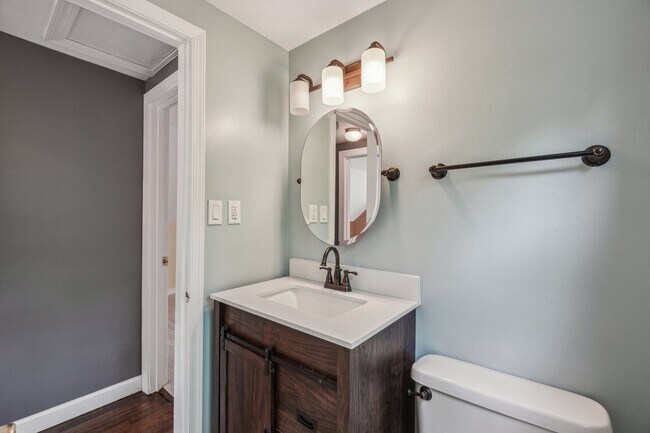 Building Photo - Adorable 4BR/3BA Cape Cod on a Generous 0....