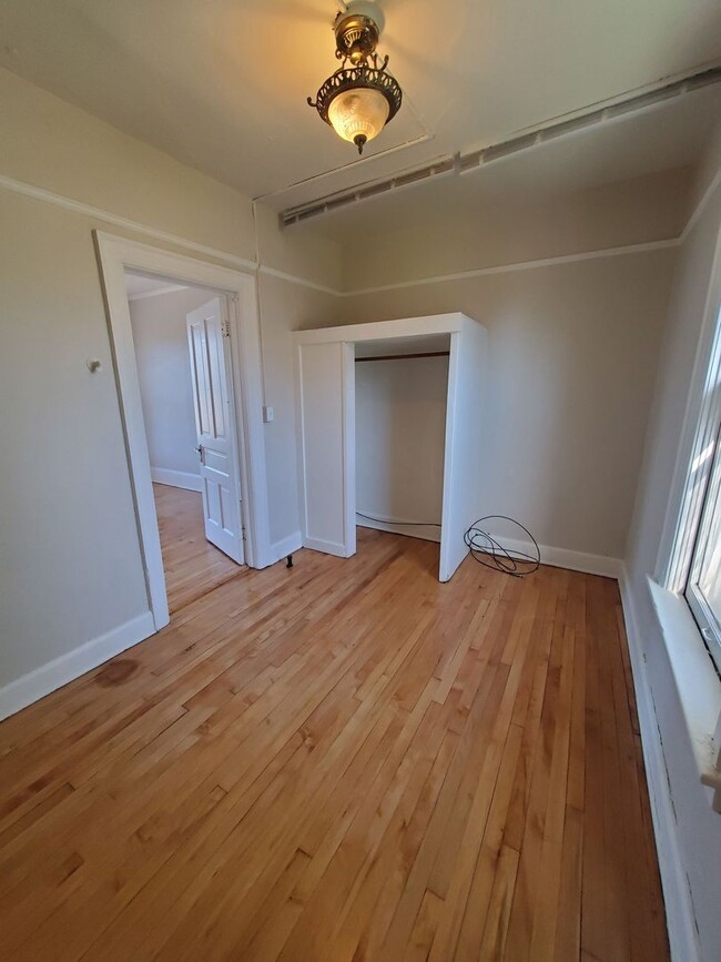 Building Photo - 800 E Chambers St./3010 N Fratney St. (6 U...