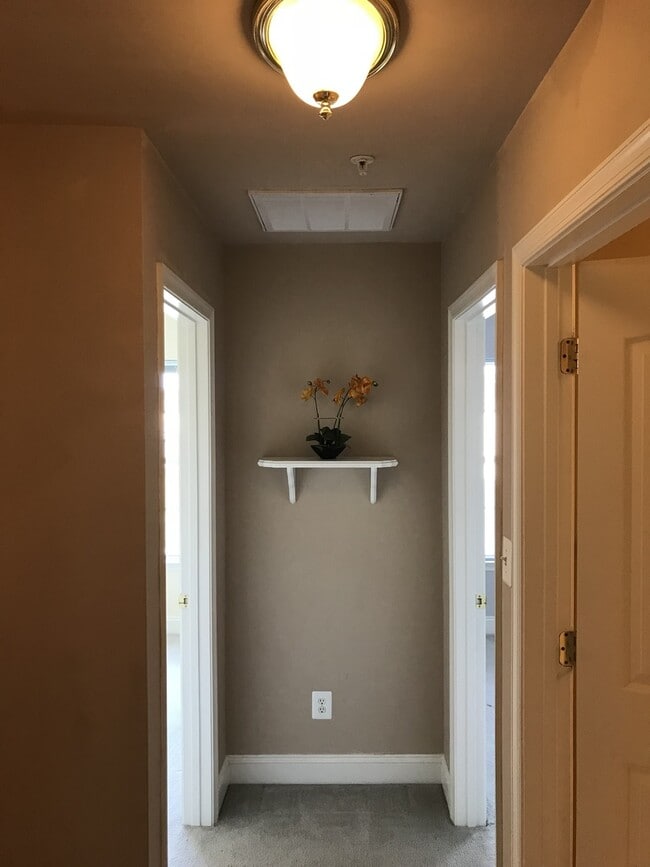 Building Photo - *Coming Soon!*  Large end unit town home i...
