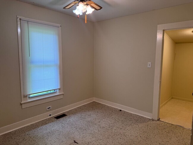 Building Photo - Country Living on 2 Acres! Palmyra Area. 2 Bed/1 Bath and a office.