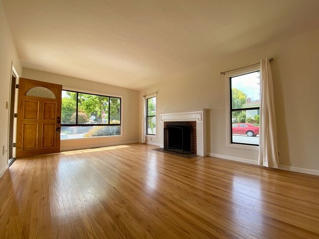 Building Photo - Renovated Single-Family Home on the Penins...
