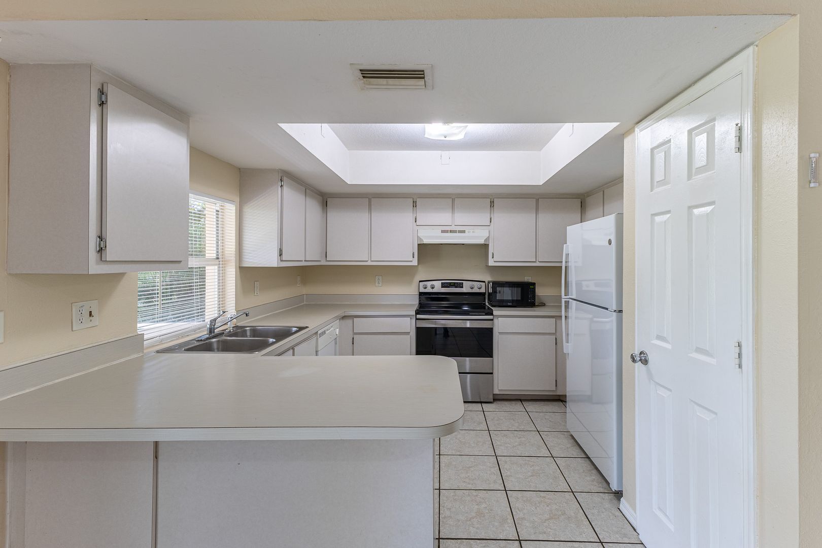 Building Photo - 3/2 Home with Garage Available NOW