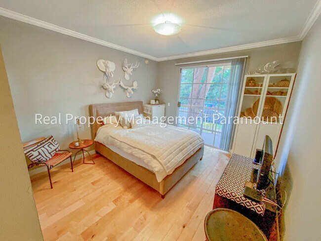 Building Photo - Don't miss out! 2 Bed 2 bath ready to go!