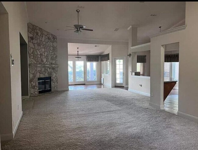 Building Photo - 3325 Sherwin Dr