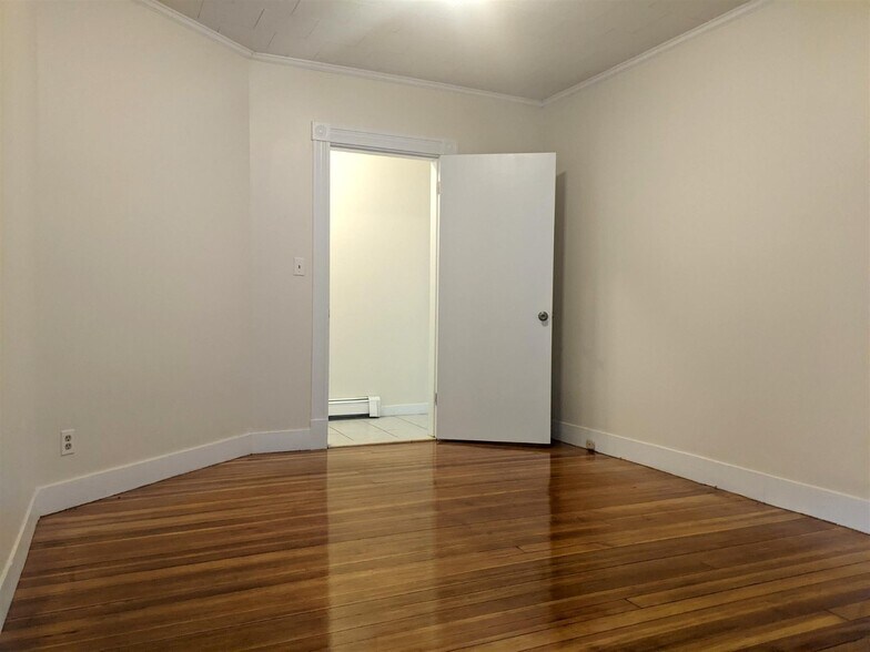 Building Photo - 83 Yorktown St