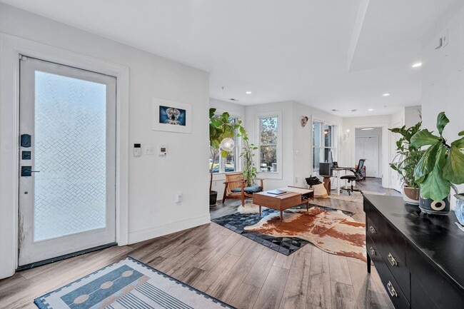 Building Photo - 1300 Park Rd NW