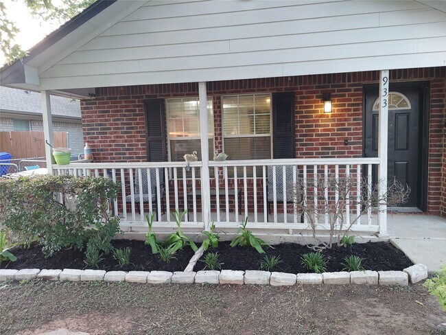 Building Photo - 933 Valentine Ave