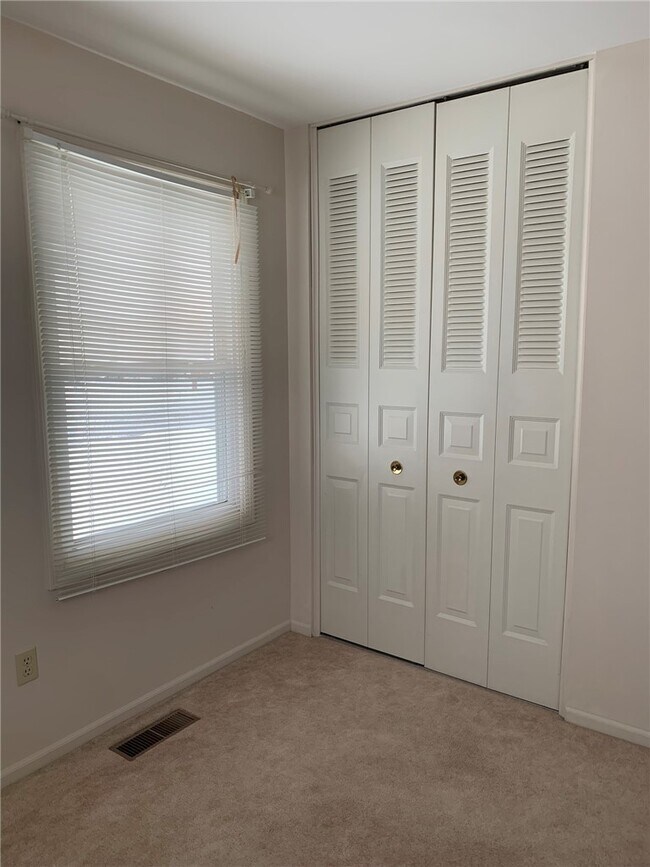 Building Photo - 26 Heron Way S