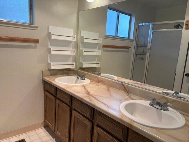 Building Photo - 3 Bedroom Home in Sparks!