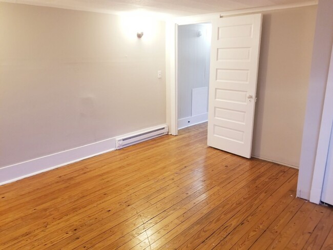 Building Photo - Three Bedroom Two Story House!
