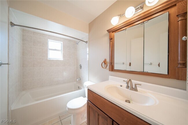 Building Photo - 2825 SW Santa Barbara Pl