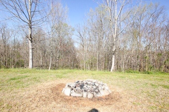 Building Photo - Sweet 3 bed 2 bath.  Cat friendly.