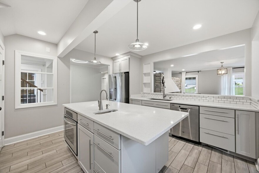 Building Photo - 1 Fairhills Dr
