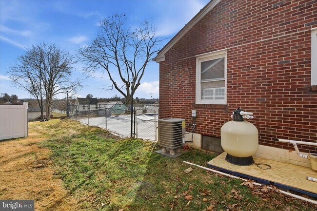 Building Photo - 1058 St Joseph St