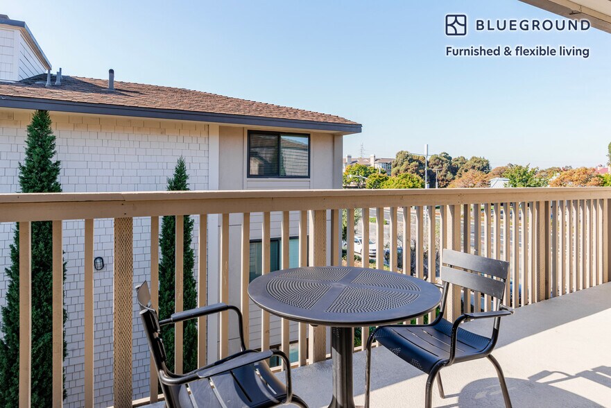 Building Photo - 950 E Hillsdale Blvd