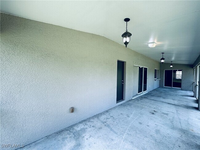 Building Photo - 161 SE 1st Pl