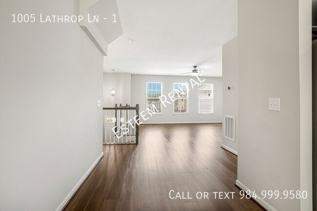 Building Photo - 1005 Lathrop Ln