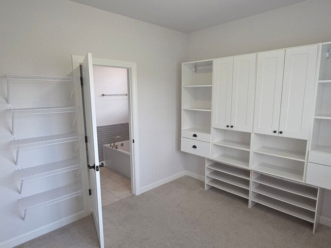 Building Photo - Like New 5 bedroom Pewaukee home in Broken...