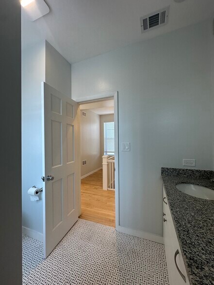Building Photo - 2112 N Leavitt St