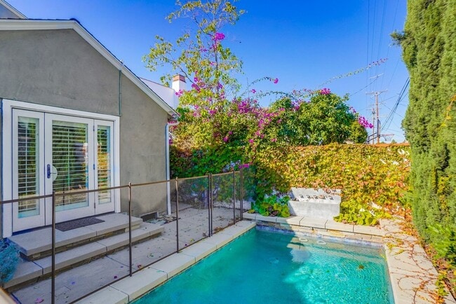 Building Photo - Beautiful 4 Bed/4 Bath Family Home w/pool Available Now!!