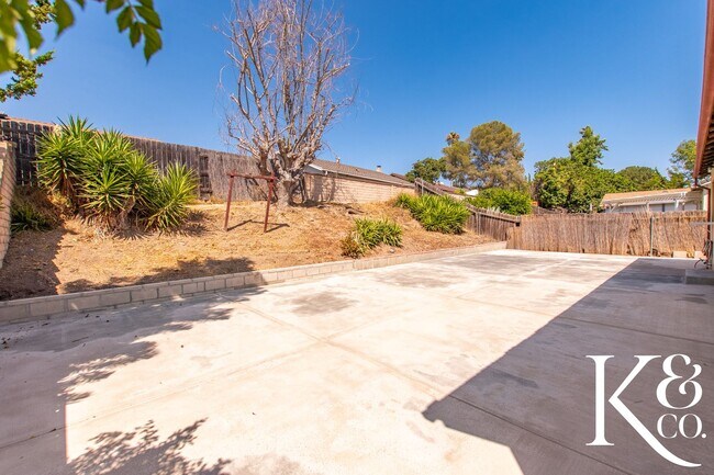 Building Photo - 559 W Avenida De Las Flores