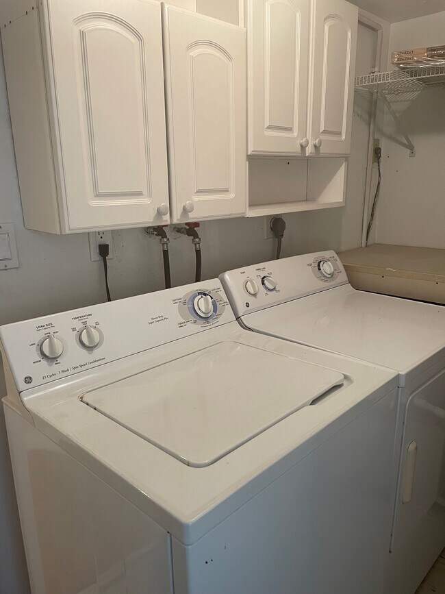 Building Photo - 6104 White Oak Ln