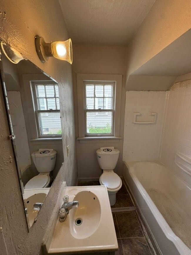 Building Photo - 3312 Felician St