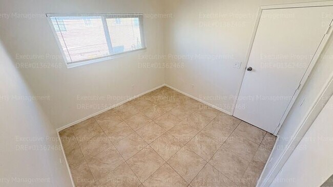 Building Photo - 2 bedroom 1.5 bathroom townhome near shopping centers and hospital! Located in the 93305 zip code...