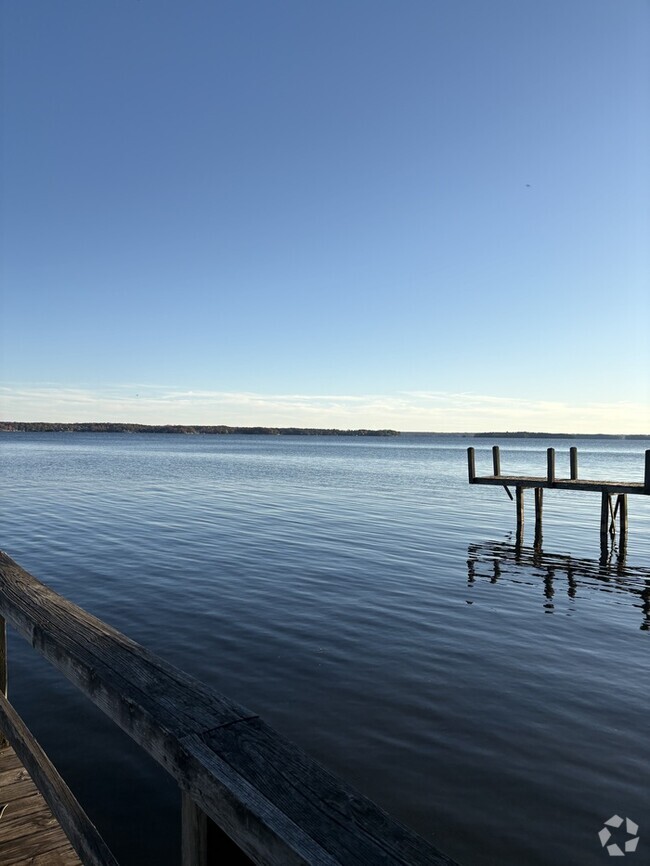 Building Photo - Beautiful Lake Front Property