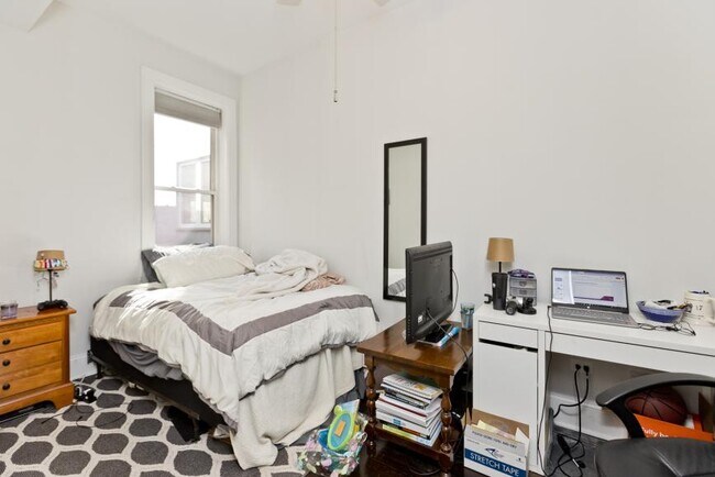 Building Photo - 3 bedroom in Chicago IL 60607