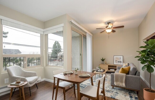 Building Photo - North Beacon Hill 1 Bedroom Apartment for Rent | Beacon Hill Light Rail Access, Balcony, Hardwood...