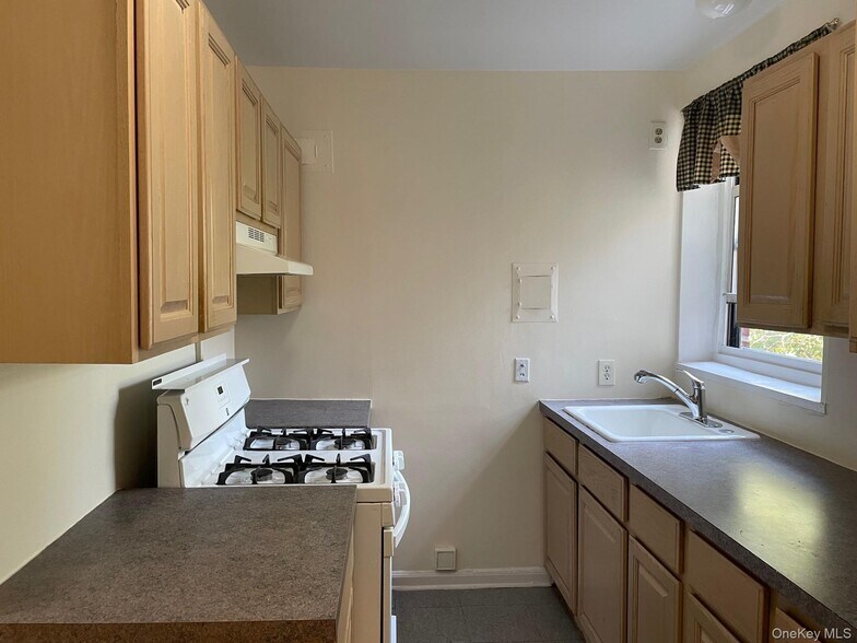 Building Photo - 1360 Midland Ave