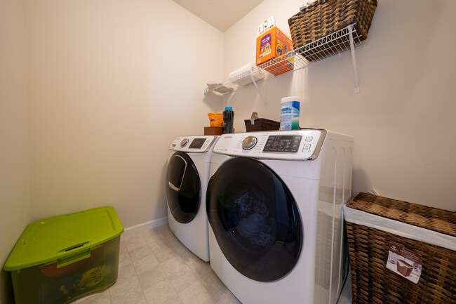 Building Photo - 5595 Queensland Ln N