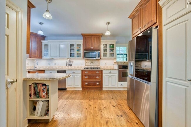 Building Photo - Beautiful 4 bedroom home in University Heights! Don't miss this one!