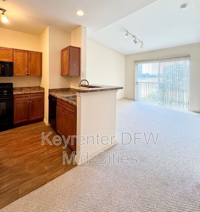 Building Photo - 330 E Las Colinas Blvd