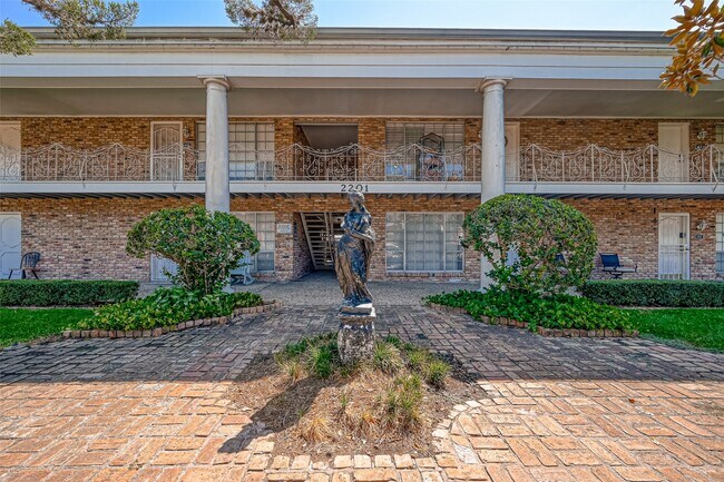 Building Photo - 2121 Fountain View Dr